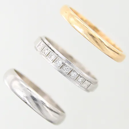 Ringar, tre stycken, diamanter 6 x ca 0,01ct, delvis vitguld, samtliga med gravyrer, repor, 18K  Vikt: 9,5 g