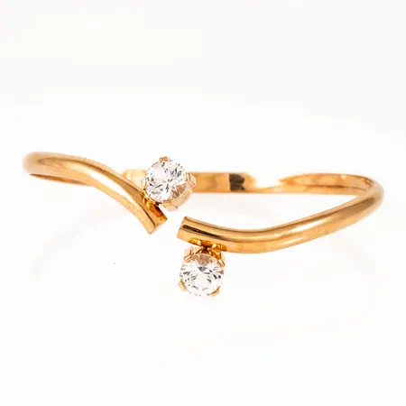 Armring i 18K guld med två vita stenar Ø 7 mm. Innermått 18,5 cm, öppen. Den är 4 - 11,5 mm bred och väger 10,1g. Stämplad H9 (1958), K&EC (K & E Carlson, Göteborg), 18K och kattfot. Ihålig.