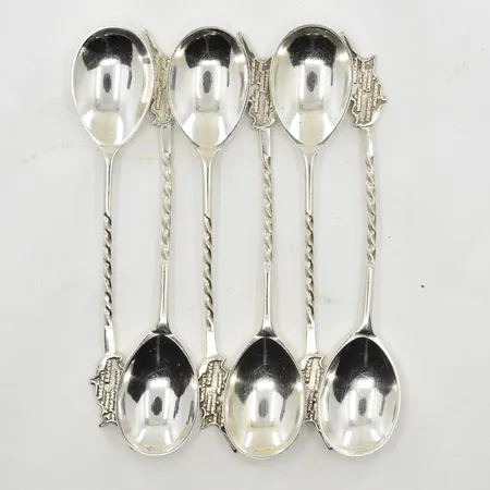 6 skedar, längd 12½ cm, en sked något böjd, 800/1000 silver. Vikt: 78 g