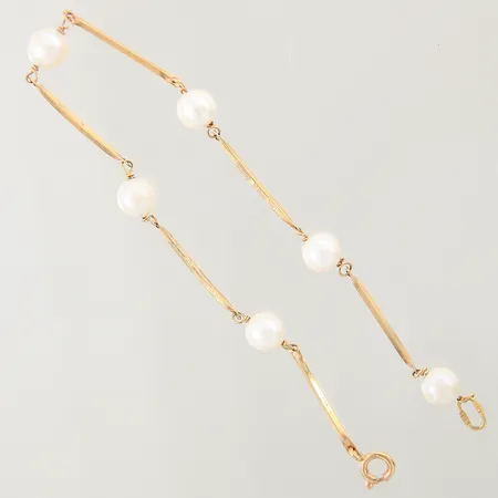 Armband med odlade pärlor, längd 18,5cm, bredd 1-6mm, något bucklig, pärlor med slitage, 18K  Vikt: 3 g