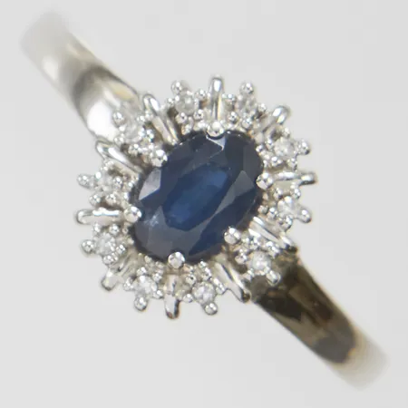 Carmoséring med safir samt diamanter 10xca0,005ct, stl18½, bredd 2-11mm, vitguld, GHA, gravyr, 18K Vikt: 3 g