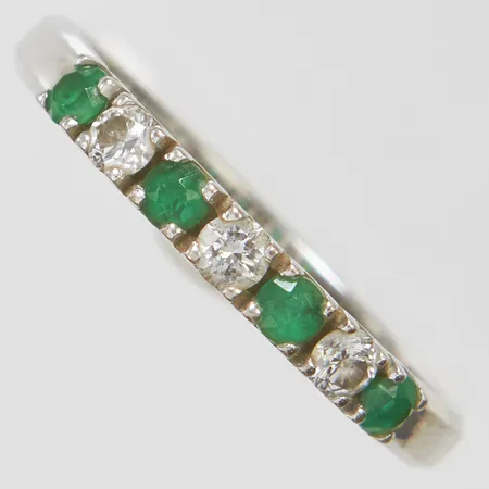 Ring med smaragder samt diamanter 3 x ca 0,06ct, stl18, bredd 2,5mm, vitguld, 18K Vikt: 3 g