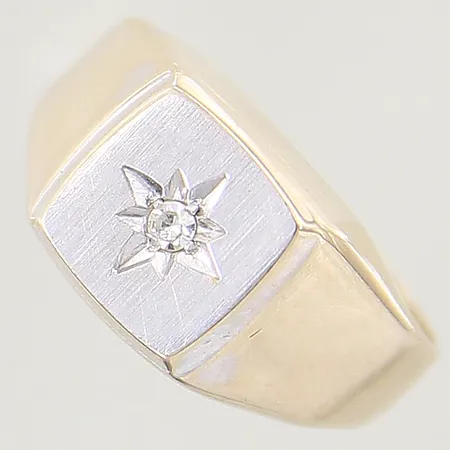 Klackring med diamant ca 0,02ct, stl 14¼, bredd 3-9mm, vitguldsdetaljer, 18K  Vikt: 2,4 g