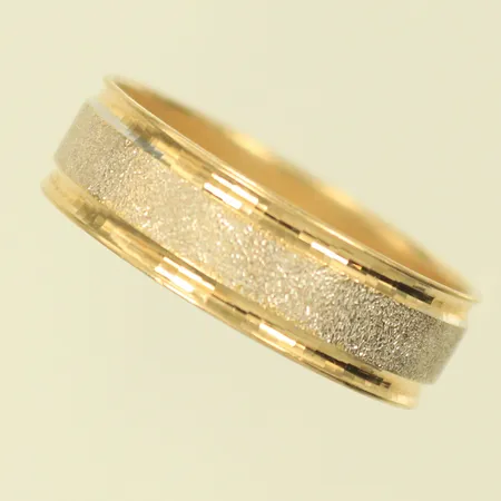 Ring tvåfärgad med hamrad dekor stl 17, bredd 5mm, gravyr, 14K, 2g Vikt: 2 g
