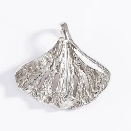 Hänge i silver (830/1000). Det är 23 mm brett, 21 mm långt och väger 1,8g. Stämplad 830.