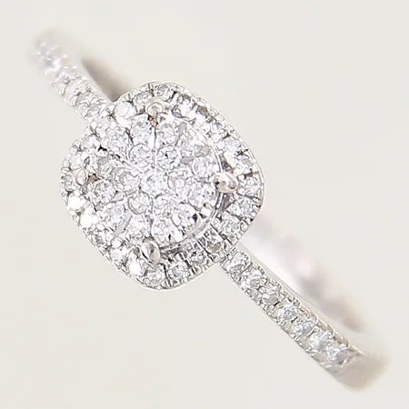 Ring med diamanter 57 x ca 0,005ct, åttkantslipade, fåtal möjligen syntetiska, stl 16½, bredd 2-8mm, vitguld, GHA,18K  Vikt: 3,6 g