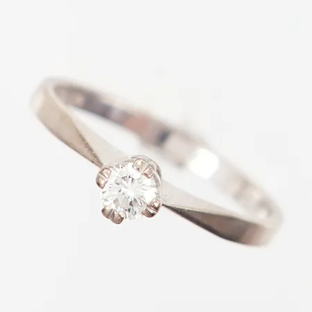 Ring med briljantslipad diamant 0,20ct, kvalitet H-I/VS, stl 16½, gravyr, vitguld, 18K  Vikt: 2,1 g
