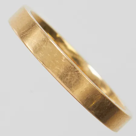 Ring slät, stl20½, bredd 3,5mm, gravyr, 18K Vikt: 5,8 g