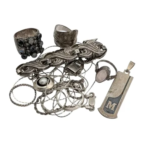 Diverse silversmycken, 830-925/1000, bruksmärken/defekter, enstaka stenar  Vikt: 48,5 g