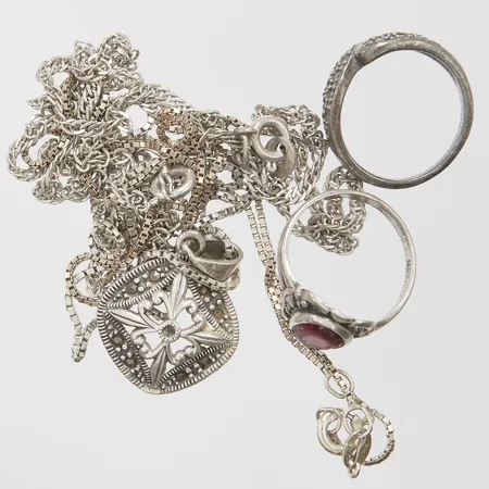 Diverse silver, defekt, saknar stenar, en ring 830/1000, övrigt 925/1000, bruttovikt 17,7g.