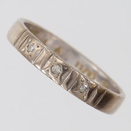 Ring med 8/8-slipade diamanter totalt 0,03ct enligt gravyr, stl: 16½, bredd 3,1mm, skadade diamanter, gravyr, behov av omrodiering, vitguld 18K.  Vikt: 2,6 g