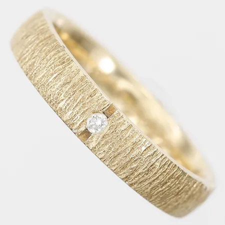 Ring med diamant 1 x ca 0,02ct , stl: 15¼, bredd: 4mm, personlig gravyr, 14K guld.  Vikt: 3 g