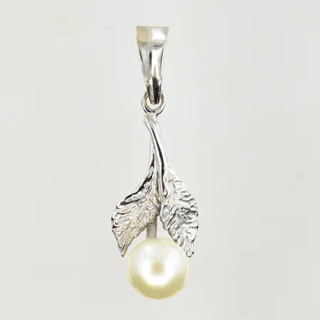 Hänge med odlad sötvattenpärla Ø6 mm, längd 30 mm, bredd 10 mm, vitguld, 18K. Vikt: 2,3 g