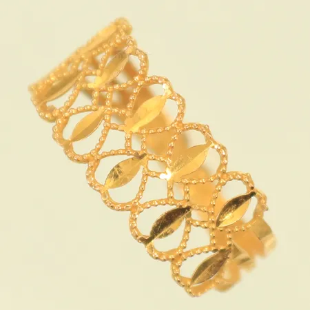 Ring med genombruten dekor stl 15¾, bredd 2-8mm, skev skena, 18K, 1g Vikt: 1 g