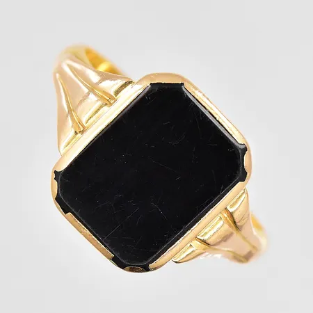 Klackring med onyx, stl 20½, gravyr, 23k+18K Vikt: 6,8 g