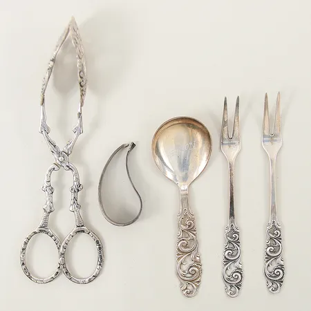 Diverse silverbestick, defekt, gravyrer, silver 830/1000 Vikt: 80,4 g