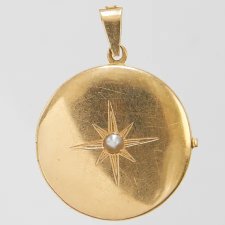 Hänge medaljong med odlad pärla, längd ca 37mm, bredd 27mm, repig, bucklig, 18K, bruttovikt: 8,4g.