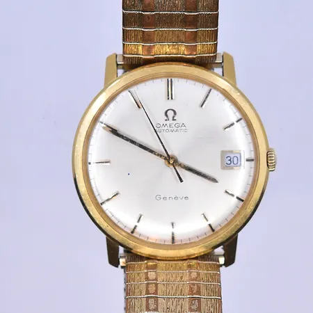 Herrur Omega Genéve, automat, datum, Ø33 mm, stållänk, defekt krona, 18K. Bruttovikt 62,7g.