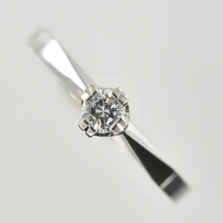 Ring med diamant 0,16ct W/SI, Spectra, stl 17¼, bredd 2-5 mm, vitguld, 18K. Vikt: 2,5 g