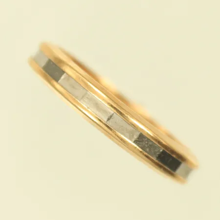 Ring tvåfärgad med mönster stl 21¼, bredd 4mm, gravyr, 18K, 6,7g Vikt: 6,7 g