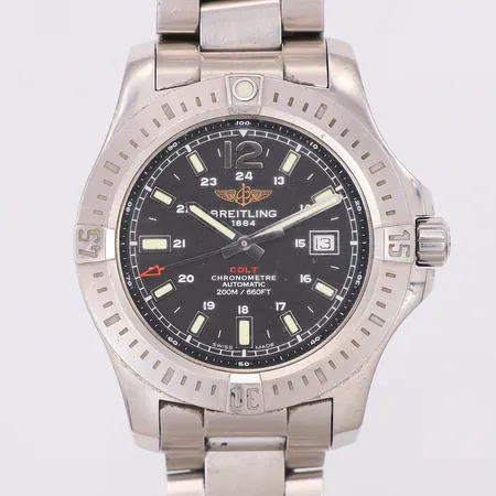 Herrur Breitling Colt automat Ø44mm referensnr A17388, serienr 1720633, safirglas, stål, länk modele depose viklås, cert 2015 klockmaster i Nacka i reseetui instruktioner. Inga övriga tillbehör