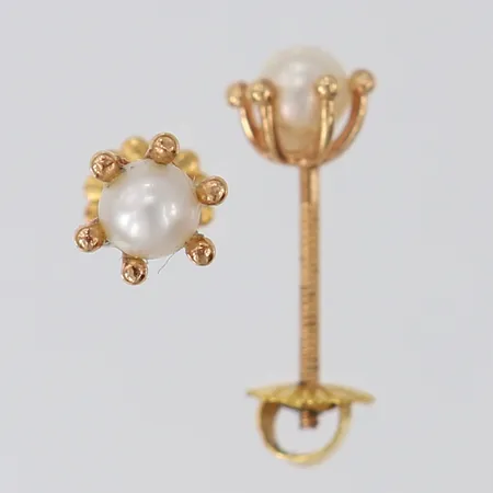 Ett par örhängen med pärlor, ca Ø6mm inkl klor, skruvlås, en snurrebuss bucklig, limrester. 18K Vikt: 1 g