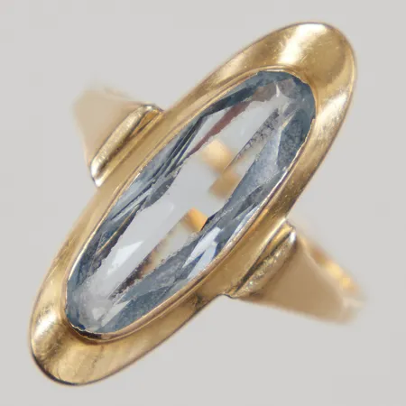 Ring med blå sten, stl 18¾, nagg, guldfattning sliten, bredd 2-25mm, 18K Vikt: 4,2 g