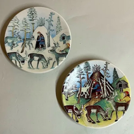 2 Samlingstallrikar Arabia, renkarl på vintern, renkarl på sommaren av Alarik Alariesto från år 1982, Ø12cm