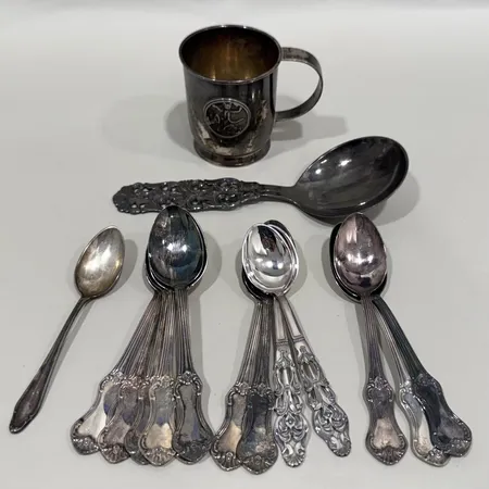 Diverse silverföremål, 13 Kaffeskedar, olika modeller, en Moccasked samt en Dopsked med gravyr, en Bägare med gravyr, silver 830/1000 Vikt: 344,5 g