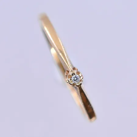 Ring med vit sten stl:17, bredd 2 mm, 18K. Vikt: 1,8 g