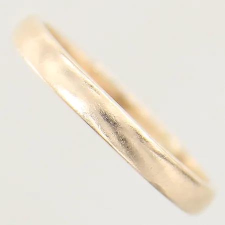Ring slät, stl: 20¼, bredd: 2,6mm, gravyr, 18K  Vikt: 4,6 g