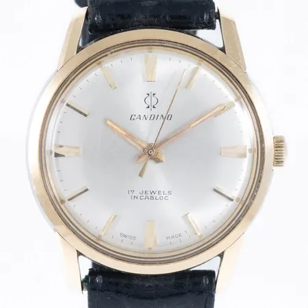Herrur Candino 17 Jewels Incabloc, guld på stål med svart läderband. Boett 34mm, manuell, boettnr: 10184 8158. Fungerade vid testtillfälle. Svaga repor på plexiglas, bortnött förgyllning på spänne, inga tillbehör.