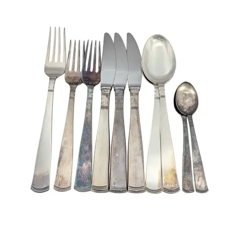 Diverse silverbestick, knivar med stål i bladen (vikt 187,2 gram), bruksskick, totalvikt 414,9 gram Vikt: 414,9 g