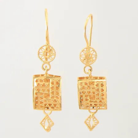 Ett par örhängen, 40x9,2mm, smärre buckla, 21K  Vikt: 2,8 g