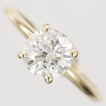 Ring med briljantslipad diamant 1 x ca 1,50ct, kvalitet ca TCa(K-L)/Piqué, nagg, stl: 17½, bredd: 2 - 7,5mm, 14K guld. Vikt: 2,3 g