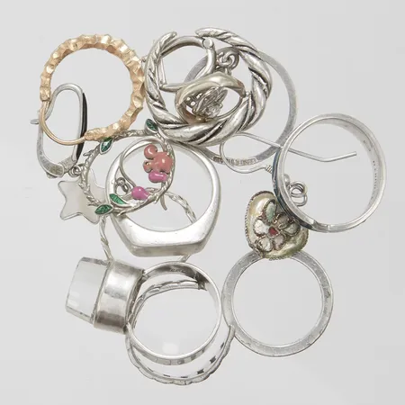 Diverse silver, defekt, udda, personlig gravyr, emalj, syntetiska stenar, silver, 925/1000, bruttovikt 33,4g Vikt: 33,4 g