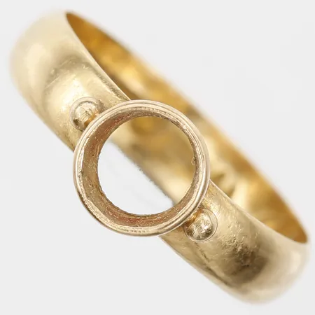 Ring, stl: 18¼, bredd: 5mm, gravyr, bruksslitage, saknar sten, 18K guld.  Vikt: 3,7 g