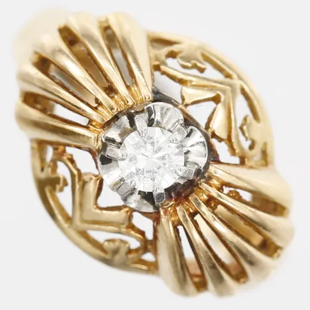 Ring med vit sten, genombruten dekor, stl: 17¼, bredd: 2 - 13mm, 18K guld.  Vikt: 4,7 g