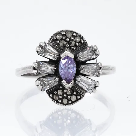 Ring i silver (925/1000) med markasiter, ljuslila och vita stenar. Den är i storlek 17¼, är 2,5 - 14 mm bred och väger 3,4g.