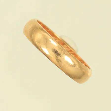 Slät ring styl 18¾, bredd 4,5mm, gravyr, sliten, 18K, 5,5g Vikt: 5,5 g