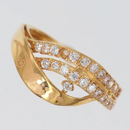 Ring med vita stenar, stl: 15¾, bredd 1,7-9,5mm, bucklig/skev, två stenar saknas, 21K. Vikt: 2,4 g