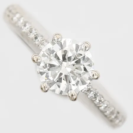 Ring med briljantslipad diamant, 1 x ca 1,00ct TCr-Cr(H)/SI2, 16 x ca 0,01ct stl: 15¼, bredd: 3 - 8mm, 18K vitguld. Vikt: 4 g