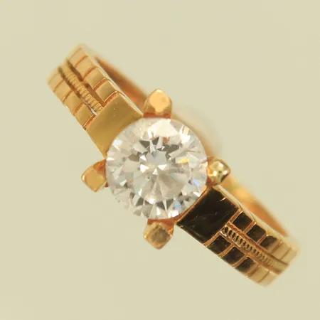 Ring med vit sten stl 16½, bredd 3-7mm, gravyr 21K, 3,3g bruttovikt 