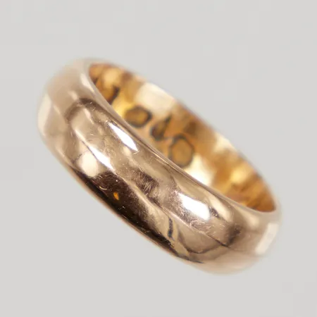 Ring slät, stl 16, bredd 6mm, gravyr, 18K Vikt: 7,6 g