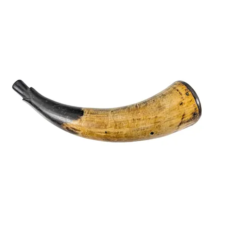 Kruthorn, Sverige, 1700-tal, orörd, daterad i bottenplattan 1777 och initialerna HN, kohorn, platta i trä (6x4,5 cm), originalnitar, längd 17 cm, åldersrelaterat bruksskick