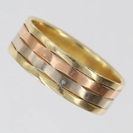 Ring med dekor, stl: 19½, bredd 7mm, trefärgad, 14K. Vikt: 5,5 g