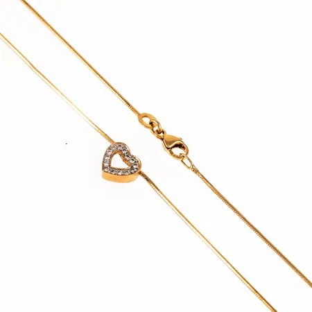 Kedja ormlänk med integrerat hänge i 18K guld: Genombrutet hjärta med 14 x c:a 0,01ct briljantslipade diamanter. Den är 43 cm lång, 1 mm bred och väger 5,7g. Hängets mått 9 x 8,5 mm. Flera veck på kedjan. 