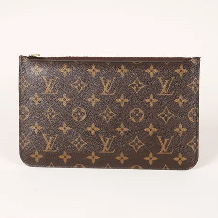 Väska Louis Vuitton Neverfull Clutch Pochette, brun monogramcanvas, beslag i gulfärgad metall, ljusa skinndetaljer, invändigt två fack, rödrandigt innerfoder, mått: ca 15x25cm, datumkod: SD0124 för år 2014, Made in France, bruksskick, en söm har släppt, mindre fläckar invändigt, inga övriga tillbehör.
