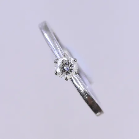 Ring med diamant 0,20ct Guldfynd Story of Love stl:16, bredd skena 2 mm, graverad, vitguld, 18K. Vikt: 2,6 g