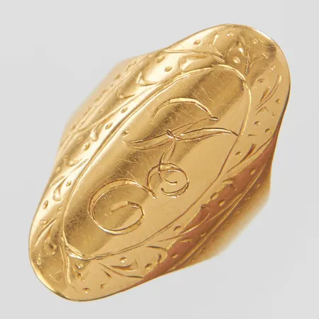 Syring, Ø14¼ bredd: 2,4-24,4mm, monogramgravyr samt personlig gravyr, svenska stämplar, liten spricka på insidan av skenan, 18K Vikt: 2,7 g